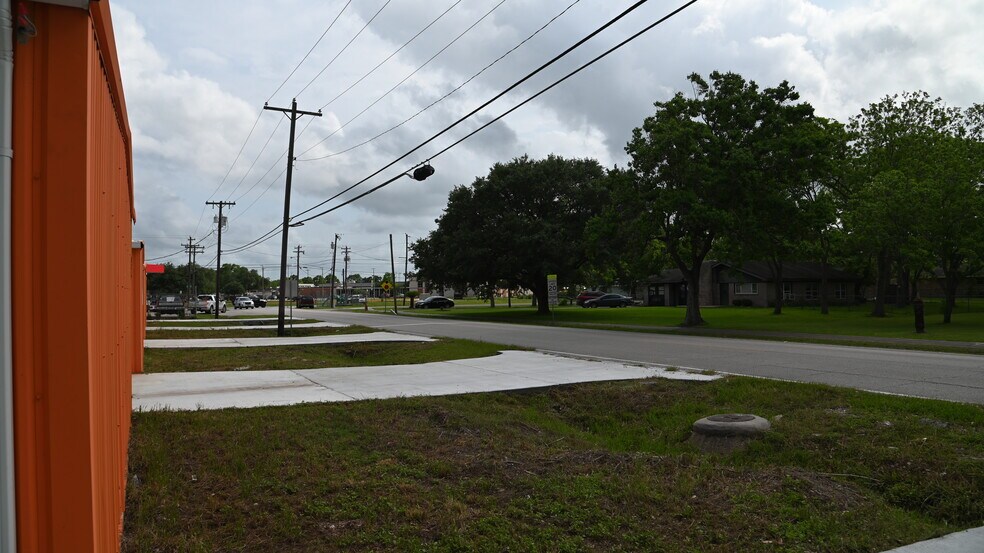 1817 Callaway dr, Alvin, TX à vendre - Photo du bâtiment - Image 2 de 4