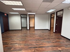 21628 Midland Dr, Shawnee, KS for lease Interior Photo- Image 2 of 5