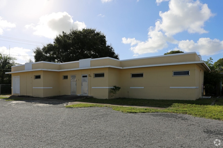 3514-3518 Broadway, West Palm Beach, FL for lease - Primary Photo - Image 3 of 8