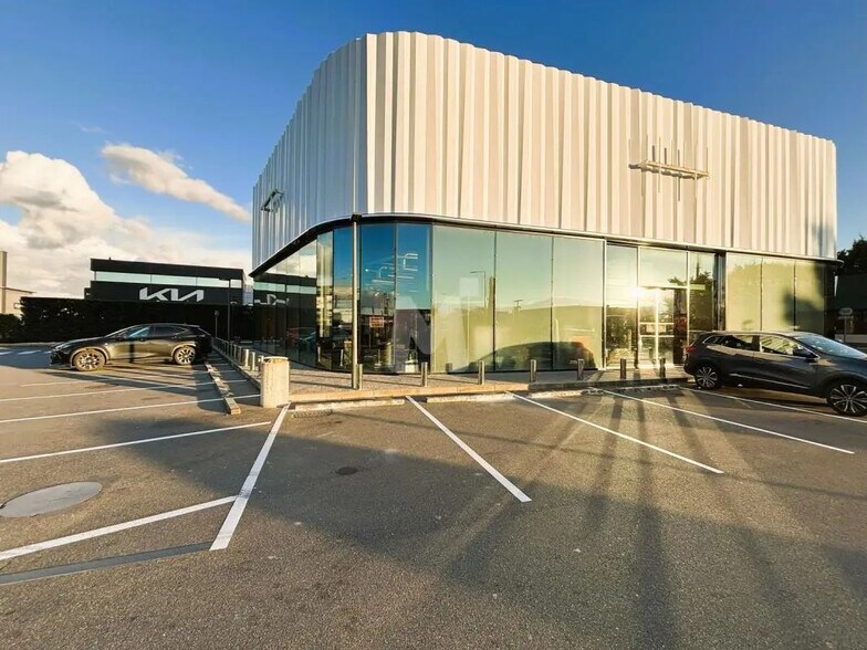 Commerce de détail dans Sainte-Geneviève-des-Bois à louer - Photo du bâtiment - Image 3 de 9