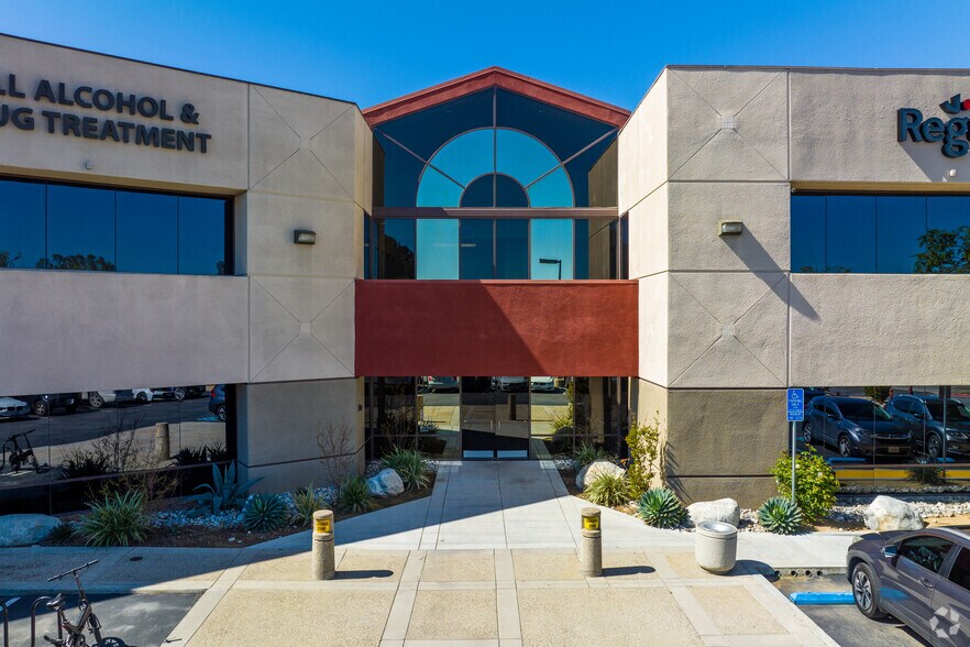 41877 Enterprise Cir N, Temecula, CA à louer - Photo du bâtiment - Image 3 de 5