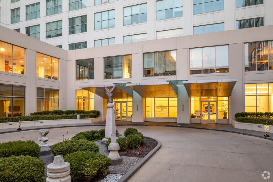 648 N Plankinton Ave, Milwaukee, WI for lease - Building Photo - Image 2 of 8