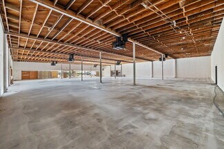 Plus de détails pour 45151 Oasis St, Indio, CA - Commerce de détail à louer