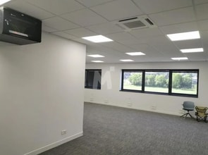 Office in Palaiseau for lease Interior Photo- Image 2 of 3