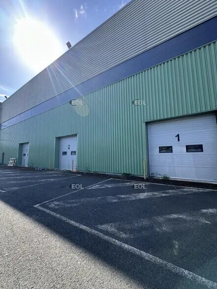 Industrial in Stains for lease - Primary Photo - Image 1 of 2