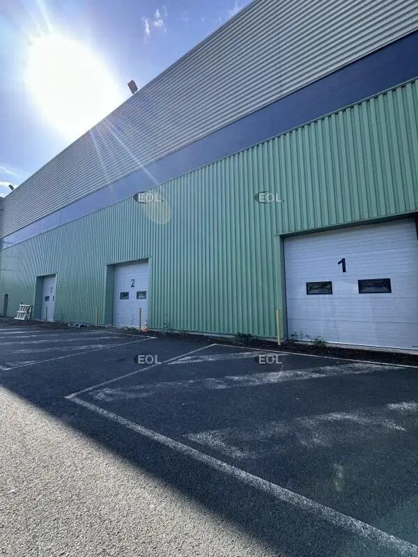 Industrial in Stains for lease Primary Photo- Image 1 of 3