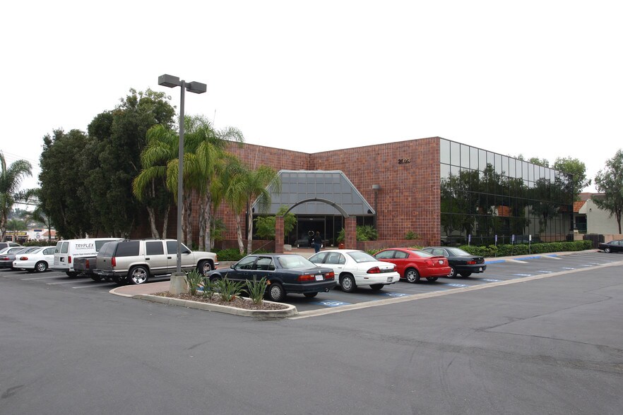 2023 W Vista Way, Vista, CA à vendre - Photo du bâtiment - Image 2 de 9