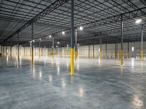 Old Nichols Commerce Ctr, Islandia, NY à louer Photo intérieure- Image 2 de 5