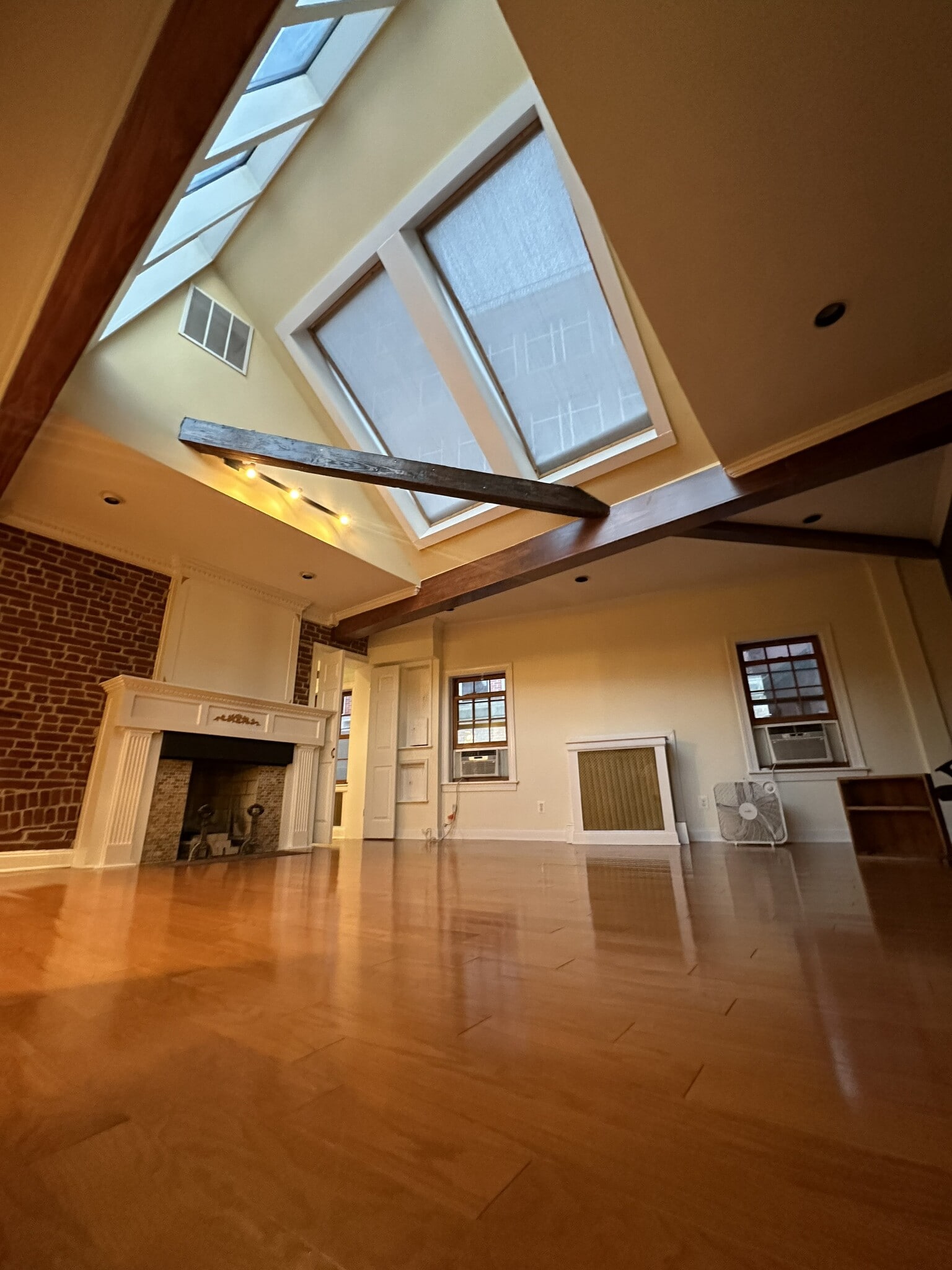 1 Saint Mathews Ct NW, Washington, DC for lease Interior Photo- Image 1 of 12