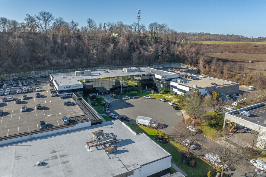 99 Seaview Blvd, Port Washington, NY à louer - Photo du bâtiment - Image 3 de 6