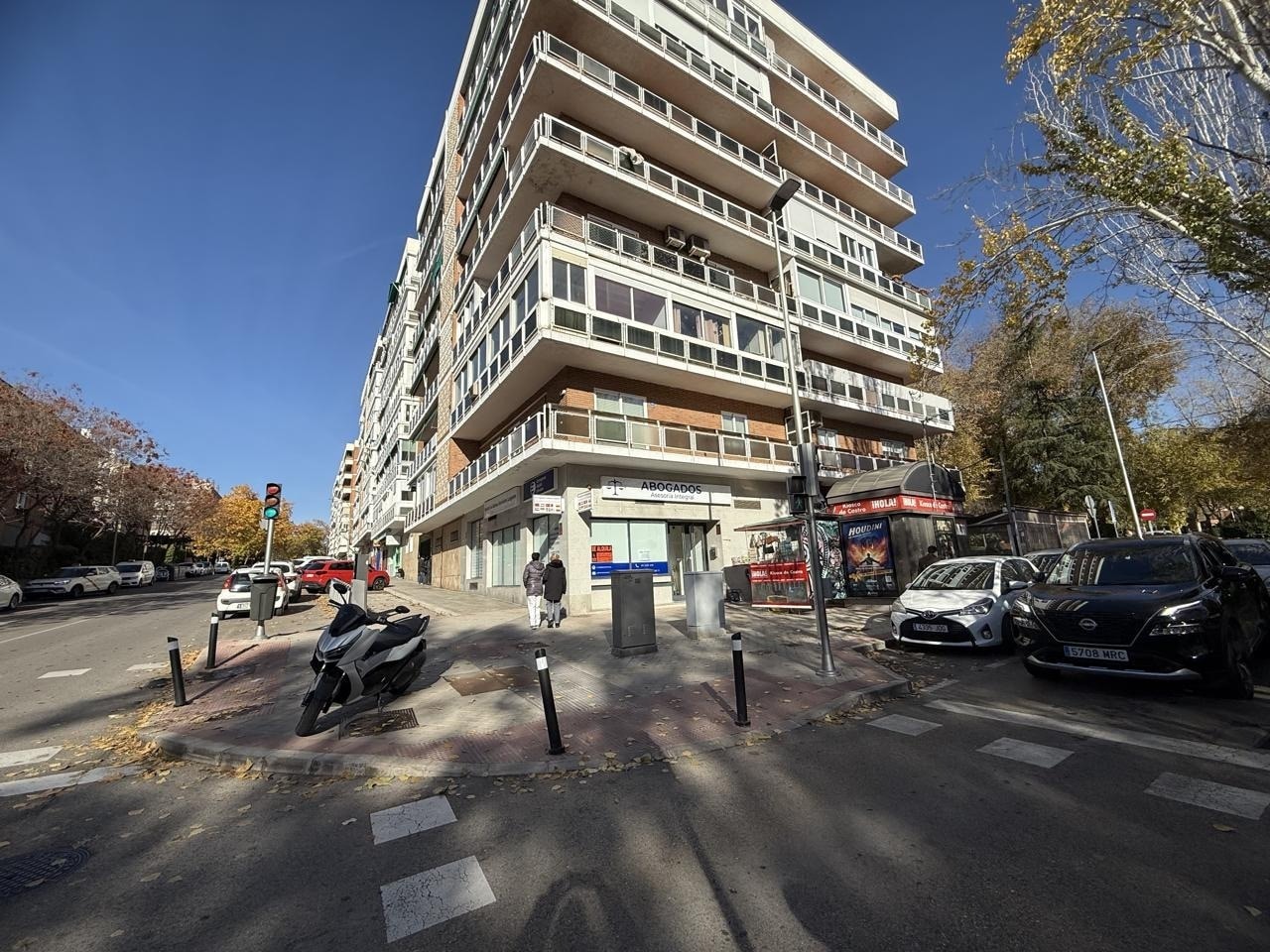 Office/Retail in Madrid, Madrid for lease Primary Photo- Image 1 of 3