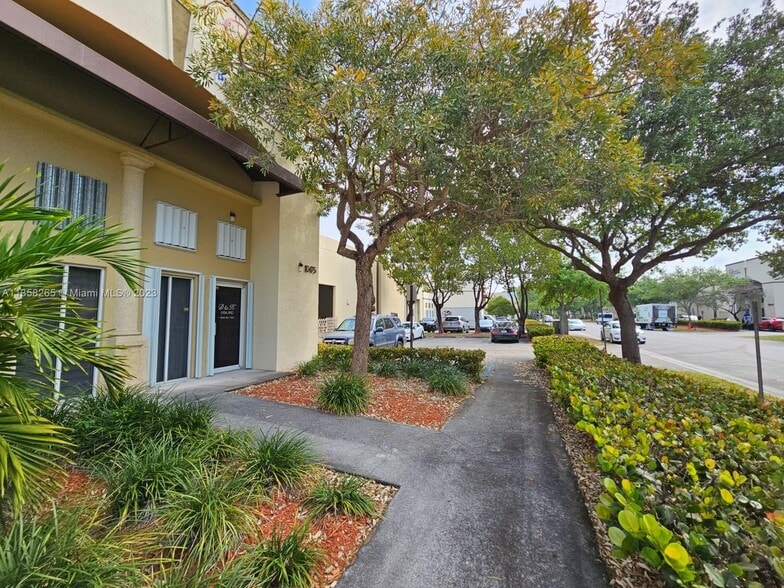 10475 NW 37th Ter, Miami, FL for lease - Primary Photo - Image 1 of 14