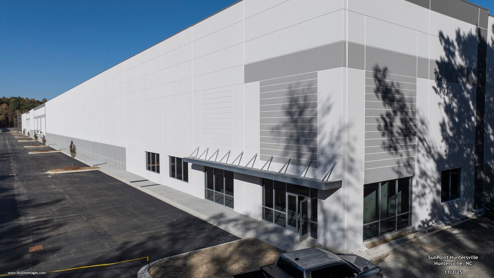 11006 Mount Holly Huntersville Rd, Huntersville, NC for lease - Primary Photo - Image 1 of 5