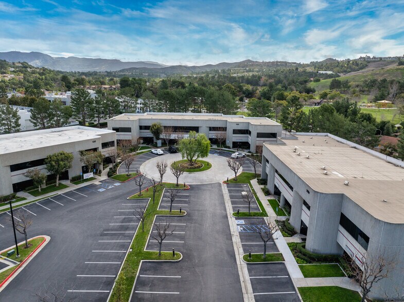 130 Chaparral Ct, Anaheim, CA à louer - Photo du bâtiment - Image 2 de 15