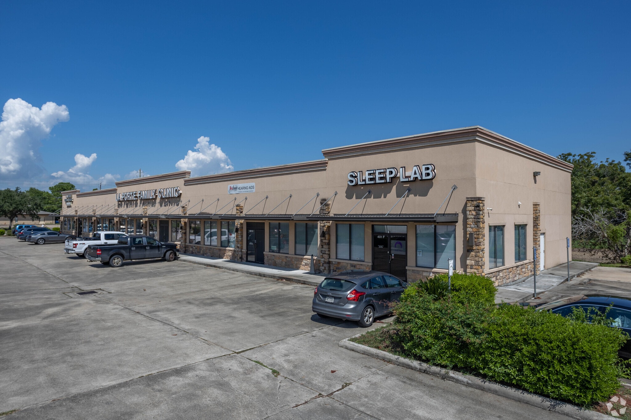 401 W Fairmont Pky, La Porte, TX for lease Primary Photo- Image 1 of 6