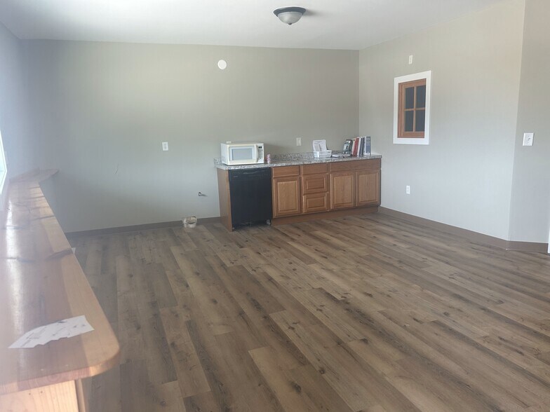 705 Main St, Ridgeway, WI à louer - Photo du bâtiment - Image 2 de 14