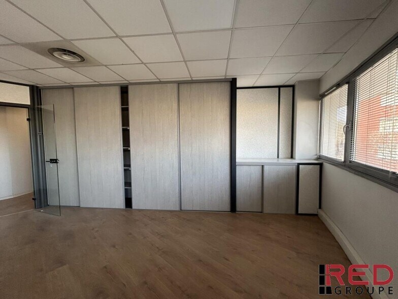 Office/Medical in Aix-en-Provence for lease - Interior Photo - Image 2 of 7