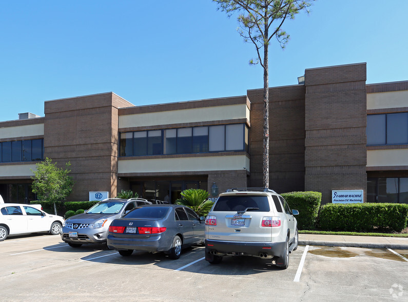 9807 Whithorn Dr, Houston, TX for lease - Primary Photo - Image 1 of 9