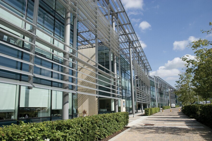 Sanderson Rd, Uxbridge à louer - Photo du bâtiment - Image 2 de 3