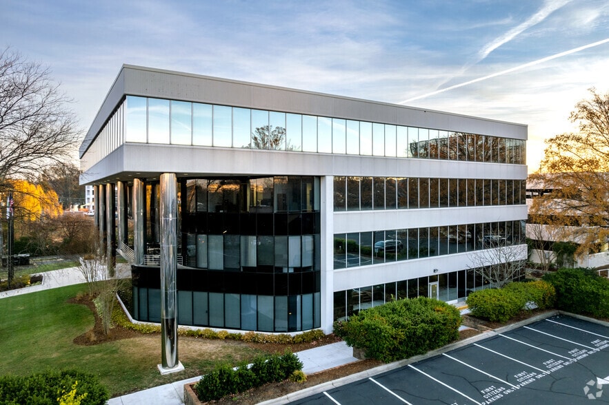 1901 Roxborough Rd, Charlotte, NC for lease - Primary Photo - Image 1 of 12