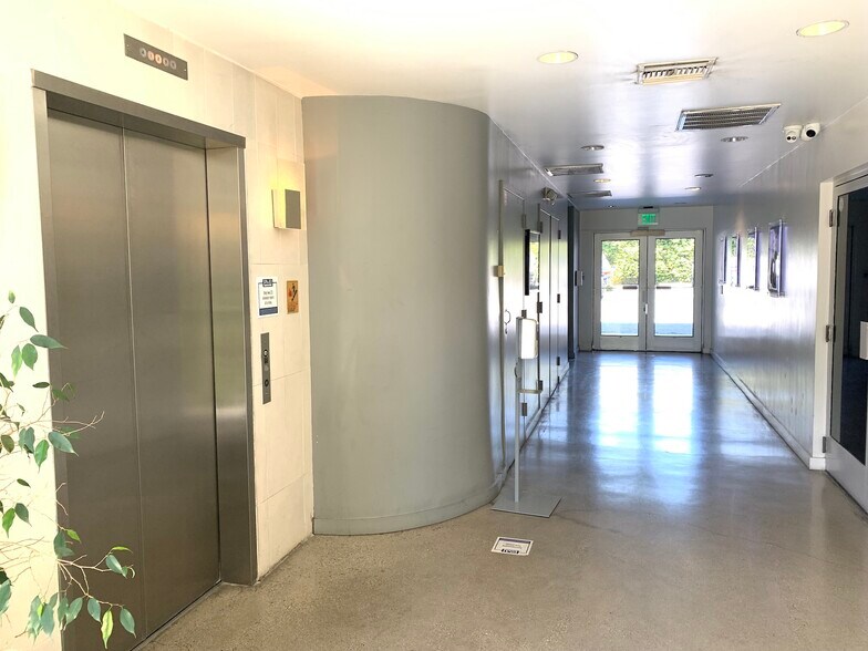 10951 W Pico Blvd, Los Angeles, CA à louer - Hall d’entrée - Image 3 de 8