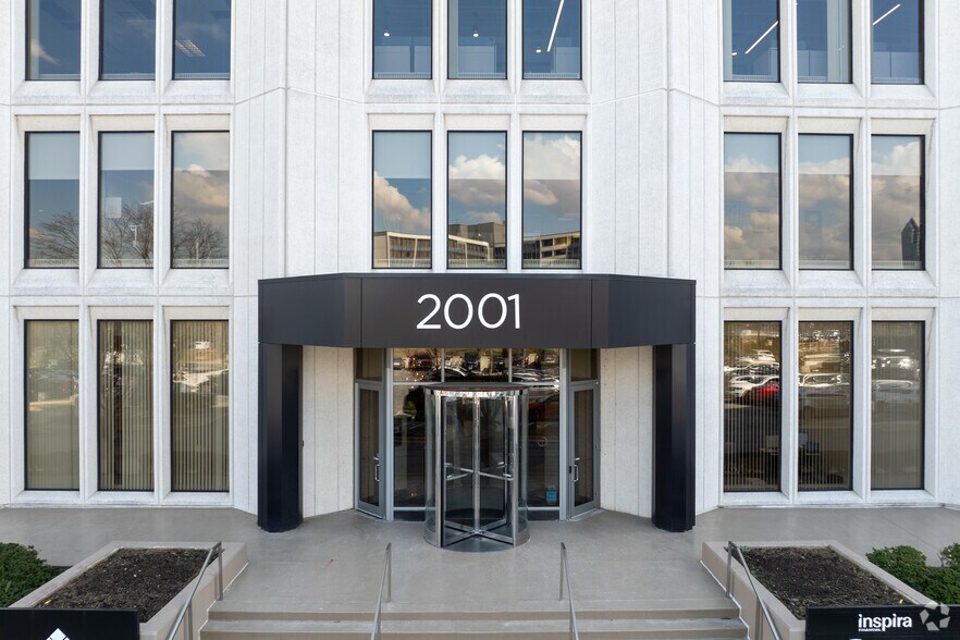 2001 Spring Rd, Oak Brook, IL à louer - Photo du bâtiment - Image 3 de 5