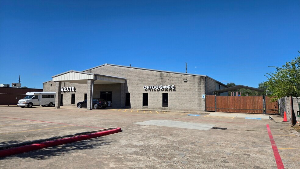 11202 Steeplecrest Dr, Houston, TX à louer - Photo du bâtiment - Image 1 de 20