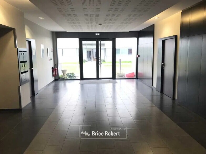 Bureau dans Dardilly à louer - Hall d’entrée - Image 2 de 2