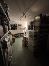 Retail in Paris for lease Interior Photo- Image 2 of 3