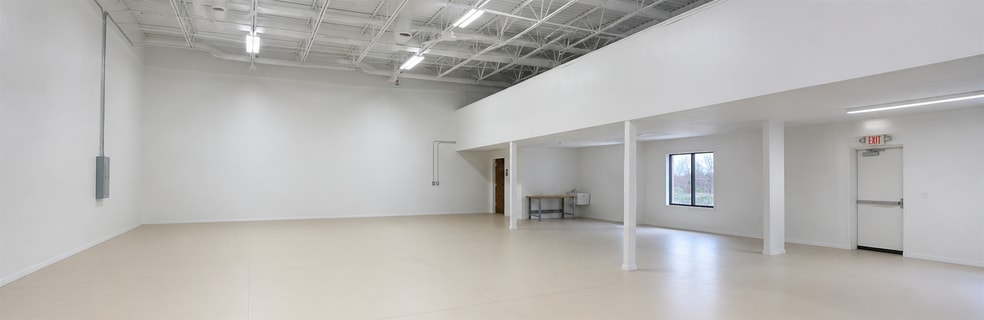 1074-1080 Centre Rd, Auburn Hills, MI for lease - Interior Photo - Image 2 of 2