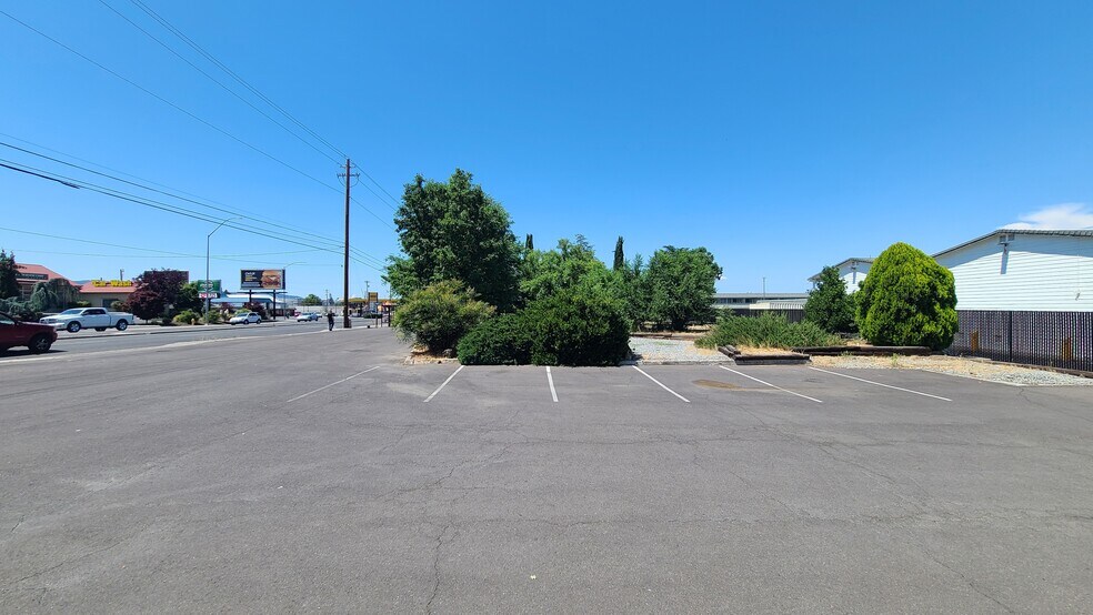 1015 S Riverside Ave, Medford, OR à vendre - Photo du bâtiment - Image 3 de 7