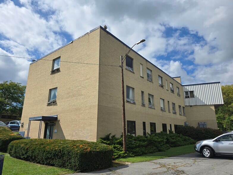 2 Fall St, Seneca Falls, NY à vendre - Photo du bâtiment - Image 3 de 11