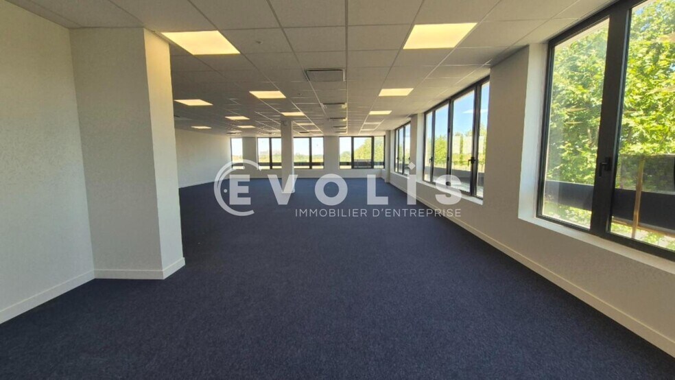 Office in Chessy for lease - Interior Photo - Image 2 of 7