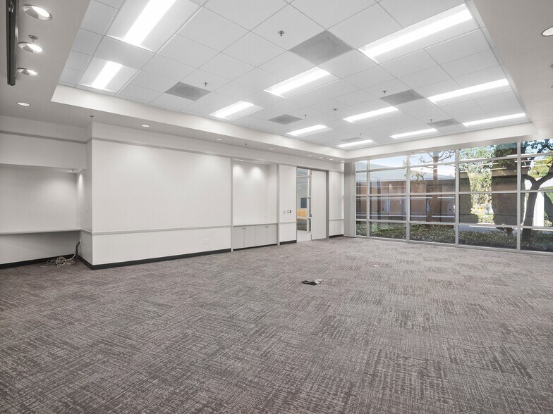5001 E La Palma Ave, Anaheim, CA à louer - Photo intérieure - Image 3 de 11