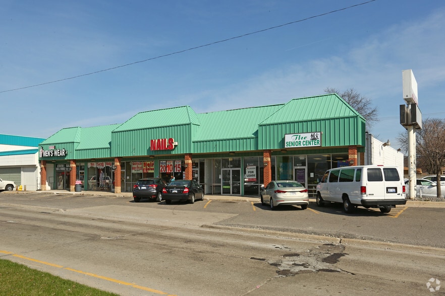18055-18095 E 8 Mile Rd, Eastpointe, MI for lease - Primary Photo - Image 1 of 6