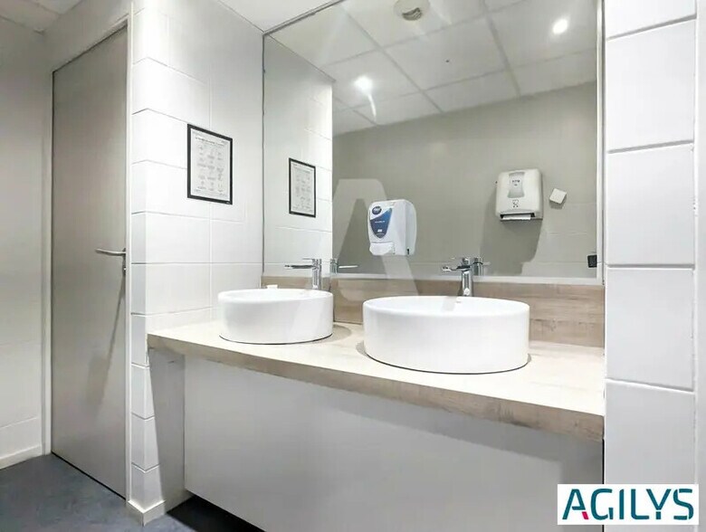Office in Massy for lease - Interior Photo - Image 3 of 11