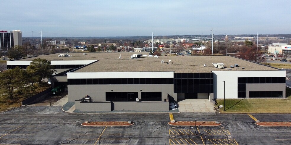 4900 University Ave, West Des Moines, IA à louer - Photo du bâtiment - Image 3 de 6