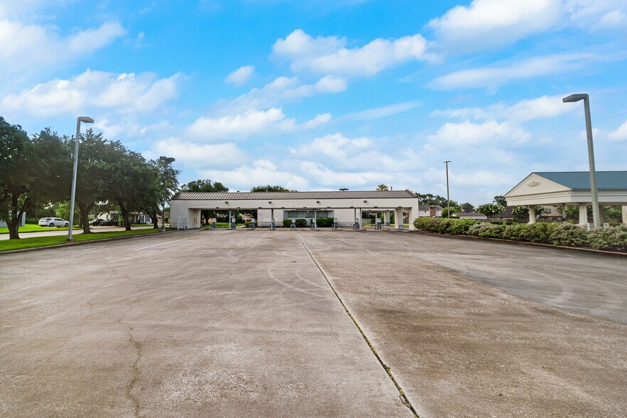 723 Rollingbrook Dr, Baytown, TX à vendre - Photo du bâtiment - Image 1 de 14
