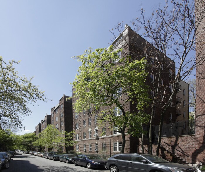 35-30 81st St, Jackson Heights, NY à louer - Photo du bâtiment - Image 2 de 8