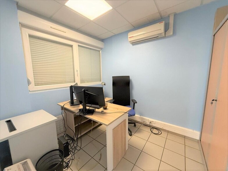 Flex in Besancon for sale - Building Photo - Image 2 of 14