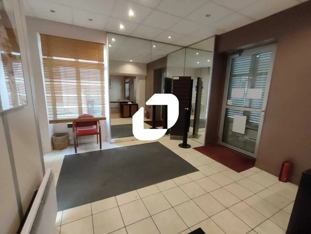 Bureau dans Versailles à louer Hall d’entrée- Image 1 de 12