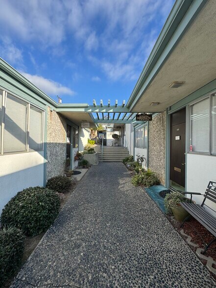 1141-1151 E Main St, Ventura, CA à louer - Photo du bâtiment - Image 2 de 14