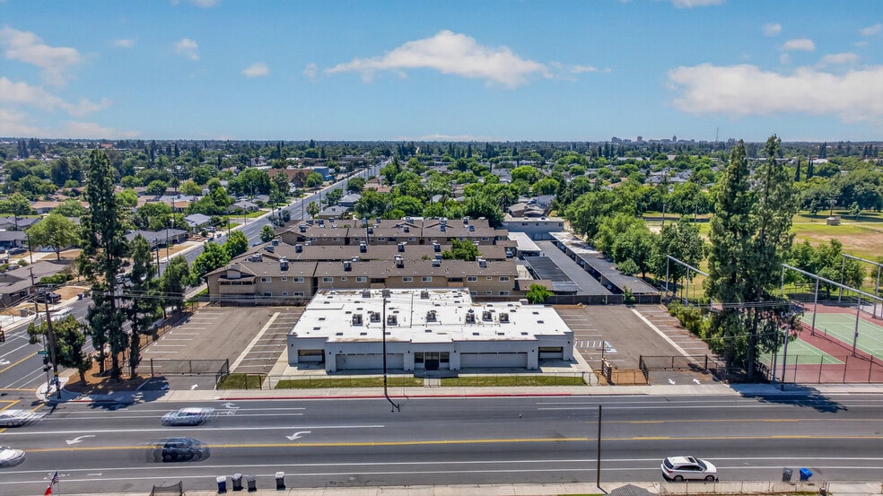3676 E Dakota Ave, Fresno, CA à vendre - Photo du bâtiment - Image 2 de 47