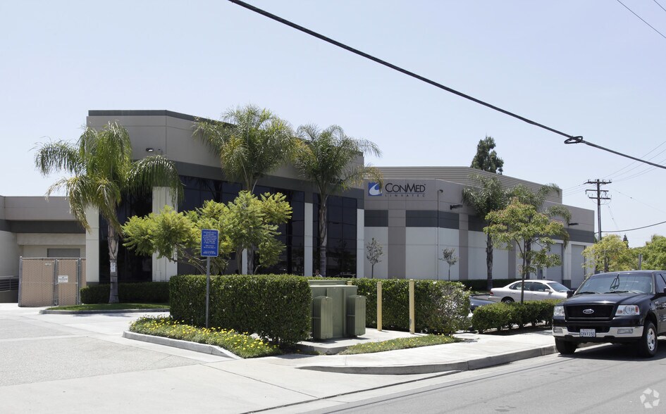 2860 E White Star Ave, Anaheim, CA à louer - Photo du bâtiment - Image 2 de 3