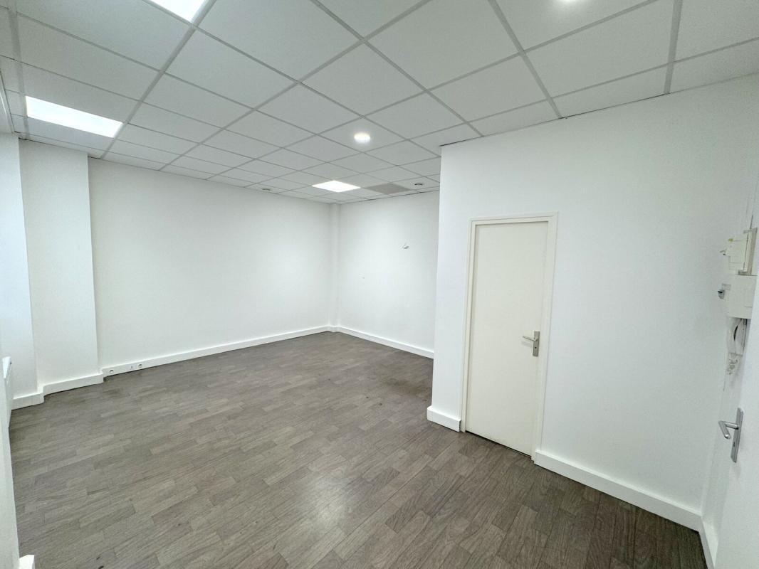 Office in Versailles for lease Interior Photo- Image 1 of 12