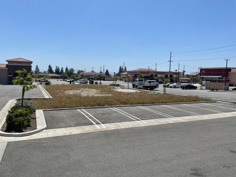 16120-16138 Baseline Ave, Fontana, CA à louer - Photo du bâtiment - Image 3 de 6