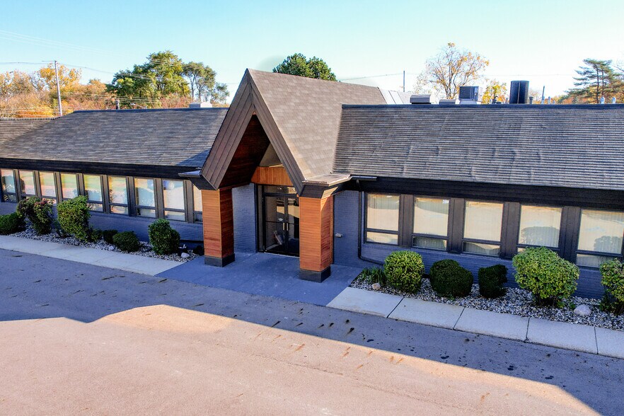 139 W Lake Lansing Rd, East Lansing, MI à louer - Photo du bâtiment - Image 2 de 11