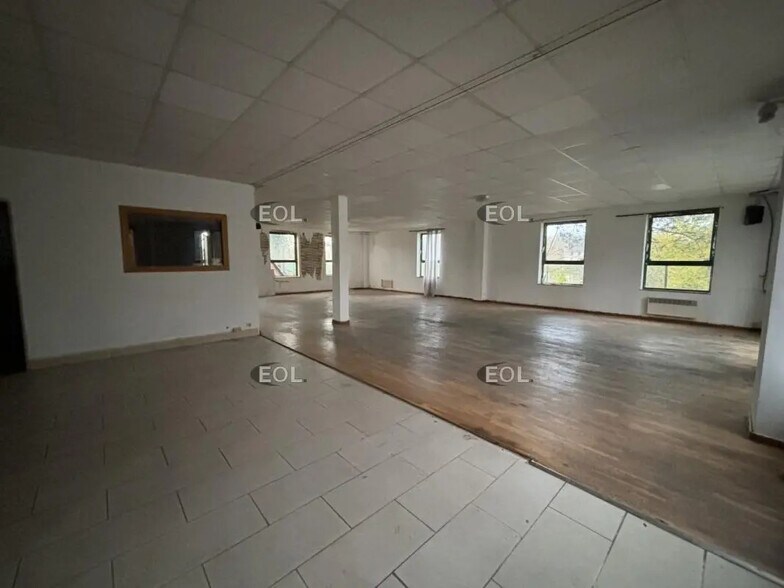 Flex in Viry-Châtillon for lease - Interior Photo - Image 1 of 6