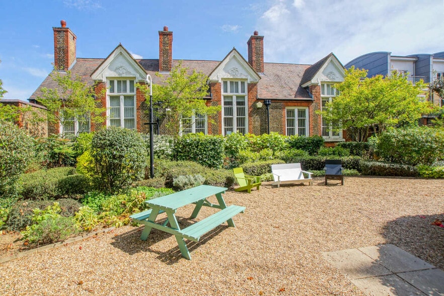 Kingsway Pl, London for lease - Building Photo - Image 3 of 11