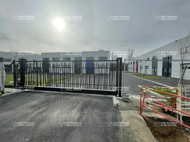 Local d'activités dans La Chapelle-sur-Erdre à vendre - Photo du bâtiment - Image 2 de 8